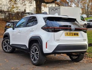 USADO 2024 Híbrido Turbo Yaris Cross Sedán Automático Interior Oscuro Asientos de Cuero Neumáticos R15 Volante a la Izquierda Pantalla Táctil - Product Image 3