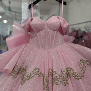 Vestido de Quinceañera Rosa Brillante con Encaje Dorado, Lazo Grande y Cola de Capilla, Modelo 5932 - Product Image 3