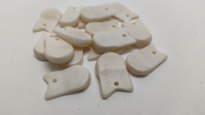 Dents d'Élan Blanches Authentiques Fabriquées sur Mesure (Forme Irrégulière/Ovale) pour Bijoux DIY, Artisanat, Designs d'Inspiration Tribale, Durables et Uniques - Product Image 2