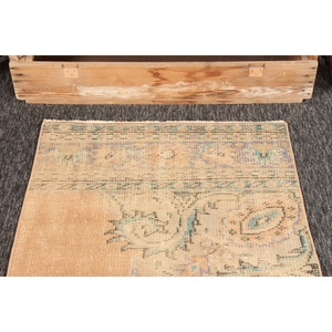 Alfombra turca vintage de 2.6x4.6 pies, naranja con pequeños motivos geométricos y elementos florales. - Product Image 2