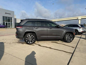 Jeep Grand Cherokee Overland 2024 Usado en Excelentes Condiciones - Product Image 6