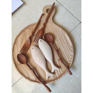 Adorno de pez de madera artesanal elaborado con madera sostenible y diseñado para su uso en decoración artística del hogar - Product Image 5