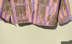 เสื้อแจ็คเก็ตฤดูหนาวลำลองสำหรับผู้หญิง สไตล์ใหม่ แบบสองด้าน พิมพ์ลายเสือ ทำด้วยผ้าฝ้ายบล็อกพิมพ์ลาย แต่งขอบแบบวินเทจ ตัดเย็บแบบควิลท์ เสื้อโค้ทสั้น - Product Image 3