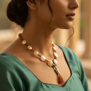 Collier avec pendentif en forme de poisson argenté perlé avec des charmes élégants en nacre - Product Image 2