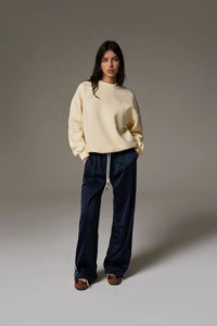 Sweat-shirt ample en polyester de qualité supérieure, style uni, nouvelle collection 2026, vente en gros, épaules tombantes, col rond, pour femmes - Product Image 3