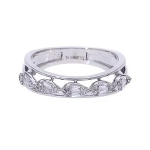 Banda de diamantes naturales de oro blanco de 14 quilates con diseño retorcido con baguette alternante y diamantes de corte redondo - Product Image 2