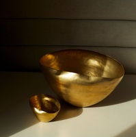 Bol de service rond de luxe en laiton rustique avec design en métal bicolore et texture mouchetée pour table de service