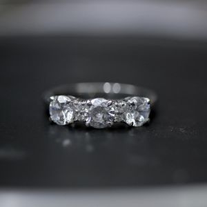 Bague pour femme avec diamant rond taille brillant, sertie à 4 griffes, 3 pierres - Product Image 1