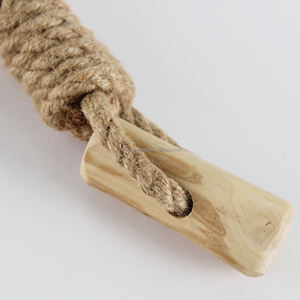Conçues pour l'entraînement et le jeu actif, les nunchakus en corde de chanvre et bois de café favorisent la santé dentaire et soulagent l'anxiété chez les chiens. - Product Image 3