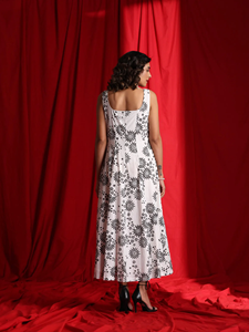Precioso vestido floral de algodón con estampado de bloques sin mangas Vestido plisado en blanco y negro modesto y lindo Hecho en estilo dulce - Product Image 5