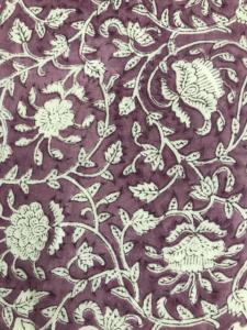 Tela de algodón étnica india con estampado floral a mano sobre base morada - Product Image 2