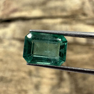 Émeraude de qualité fine zambienne naturelle non chauffée et non traitée 1.56 carats pour l'utilisation de bijoux - Product Image 1