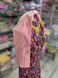 Maqbal Dirac rose avec broderie de sequins multicolores et Garbasaar floral assorti - Product Image 2
