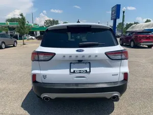 Ford Escape 2020 en parfait état - Product Image 3