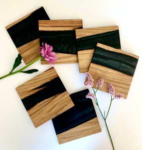 Ensemble de 2 sous-verres en résine dorée et noyer de forme carrée finie naturelle, parfaits pour les boissons à la maison, le thé et la décoration de table. - Product Image 6