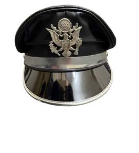 C'est une casquette Arm Muir en cuir véritable noir avec un pic argenté et un emblème d'aigle américain. - Product Image 1