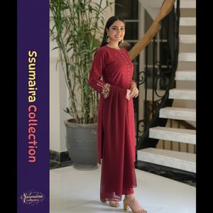 Ssumaira presenta elegante traje bordado de 3 piezas granate | Ropa festiva pakistaní - Product Image 3