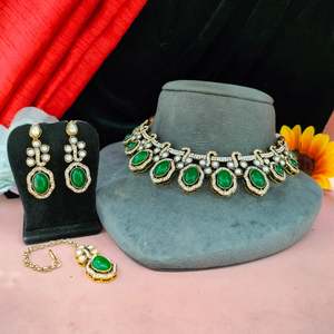 Conjunto de collar de circón y moissanita victoriana con estilo Maang Tikka con un sari tradicional, Lehenga y vestido de fusión Regal Appeal - Product Image 1