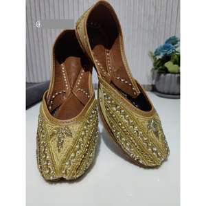 Chaussures indiennes à la mode pour filles, en cuir véritable, avec un design de broderie coloré, une bande élastique traditionnelle sur l'orteil - Product Image 6