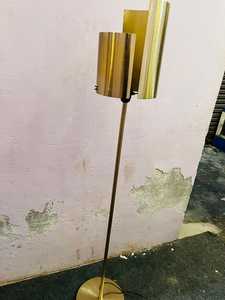 Lámpara de pie de pantalla de Metal dorado hecha a mano, luz de pie de tubo Vertical artística moderna para decoración de sala de estar, dormitorio u oficina - Product Image 6