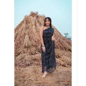 Vestido Largo de Satén Negro Ecológico con Adornos, de un Solo Hombro y Cintura Ajustada - Product Image 2