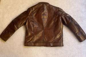 แจ็กเก็ตหนังวัวสำหรับผู้ชายทำจากโรงงานพร้อมปกคอตั้งตกแต่งขนเฟอร์สั่งทำขนาดใส่สบายไซส์พิเศษสำหรับฤดูหนาว - Product Image 2