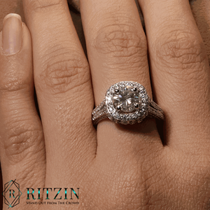 แหวนหมั้นเพชรเม็ดกลมแบบซ่อนรัศมีพร้อมสำเนียงโซลิแทร์สำหรับผู้หญิง - Product Image 3