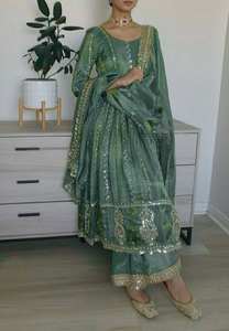 Nouvelle robe Anarkali de créateur, Salwar Kameez, style traditionnel, pour fêtes, mariages, Diwali, en crêpe naturel avec broderies de sequins de 5 mm - Product Image 2