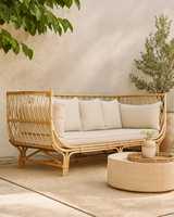 Banc en rotin fabriqué à la main avec des bords lisses à texture terreuse pour l'intégration du salon de l'hôtel ou de la terrasse couverte