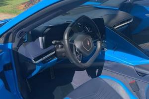 Chevrolet Corvette Stingray Coupé 2024 d'occasion, sièges en cuir foncé à gauche, toit ouvrant panoramique, supercar moderne de fabrication précise - Product Image 5