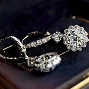 Boucles d'oreilles en forme de fleur blanche ronde Moissanite Diamond Drop | Fabrication de bijoux et autres boucles d'oreilles en forme de fleur de diamant - Product Image 2