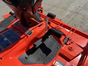 Cortadora de Césped de Giro Cero Kubota Z242KW-48 de Grado Industrial en Buen Estado Usado, 1800W, Entrega Rápida, Caja Recolectora de Césped, Motor de 4 Tiempos/2 Tiempos - Product Image 4