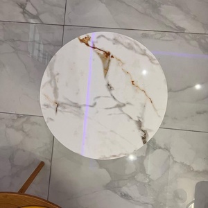 Table d'appoint ronde en marbre avec base géométrique-Table d'appoint élégante avec base en métal et dessus en pierre de marbre - Product Image 3