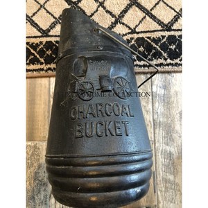 Cubo de carbón de metal para exteriores a prueba de herrumbre con una tapa de fácil acceso que mantiene el carbón Fresco y libre de humedad para asar a la parrilla - Product Image 1