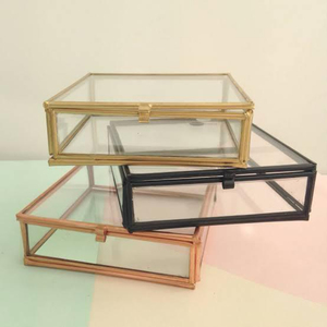 Boîte à bijoux en verre avec cadre en métal et verre, design moderne artisanal, couvercle festonné élégant, étui de rangement décoratif haut de gamme - Product Image 3