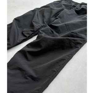 Ensemble survêtement 2 pièces personnalisé pour homme, coupe-vent, en nylon, survêtement uni, fabricants de survêtements, fermeture éclair en polyester pour homme - Product Image 5