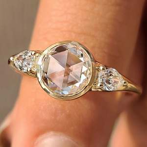 Anillo de Compromiso con Diamantes de Corte Redondo en Forma de Rosa, Engaste en Bisel, Hecho a Mano, Certificado IGI, Claridad VS, 1.50 mm - Product Image 1
