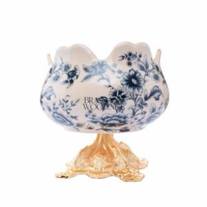 Bonbonnière de luxe en laiton doré avec un design floral en porcelaine de style européen classique et une base décorative ornée - Product Image 5