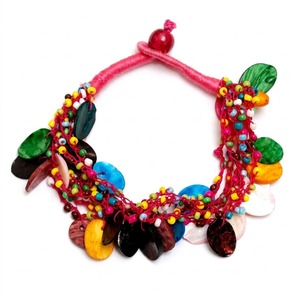 Bracelet extensible en perles turquoise avec accents argentés et disques vert foncé, bijoux bohèmes faits à la main en pierres précieuses pour femmes - Product Image 1