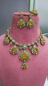 ชุดสร้อยคอแบบดั้งเดิมของอินเดียคุณภาพพรีเมียม พร้อมมงกุฎแบบ Maang Tikka ดีไซน์หรูหราสวยงาม เหมาะสำหรับงานแต่งงานและงานปาร์ตี้ - Product Image 5
