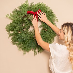 Couronne de Noël élégante en bois naturel vert de 40 cm de diamètre, en rotin synthétique, style traditionnel, à suspendre au mur, pour l'intérieur - Product Image 2