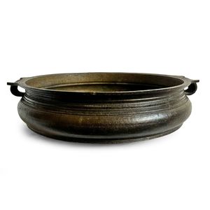 Urli โลหะดีไซเนอร์โบราณสำหรับตกแต่งวัดเหมาะสำหรับพิธีกรรมไฟดิยาและการตกแต่งดอกไม้ในเทศกาล - Product Image 1