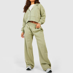 Top corto con capucha de Invierno para mujer y pantalones cortos Jogger Conjunto a juego de 2 piezas con logotipo frontal 100% algodón - Product Image 1