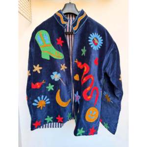 Blouson bomber en cuir de peau de mouton matelassé court, réversible, à imprimé animalier, avec broderie Suzani faite main en velours bleu nuit - Product Image 3