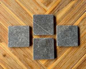 Ensemble de dessous-de-verre en marbre gris, élégants dessous-de-verre en pierre faits à la main, accessoires de table basse de luxe, décoration d'intérieur - Product Image 5