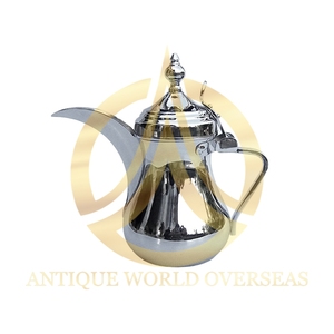 Cafetière arabe Dallah en laiton artisanal avec un design décoratif unique pour servir le Gahwa à la maison, à l'hôtel ou dans le Majlis. - Product Image 6