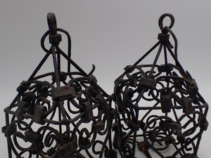 Lanterne en fer vintage avec détails soudés à la main et patine en détresse finie adaptée aux collectionneurs et aux maisons rustiques - Product Image 5