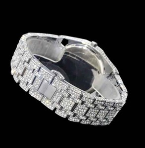 Reloj de Diamantes Blanco de Alta Gama con Incrustaciones de Diamantes, Calidad de Exportación, para Eventos, Regalos y Uso Nocturno, Disponible a un Precio Accesible desde India - Product Image 4