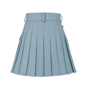 Kilt utilitaire en denim bleu ciel, finition délavée, double bretelles et boucles, léger, sur mesure - Product Image 2