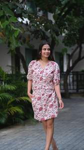 Camiseta sin mangas estampada de manga corta con estilo de calidad premium con cuello en V Diseño destacado Conjunto de vestido informal para trajes Talla XS - Product Image 3